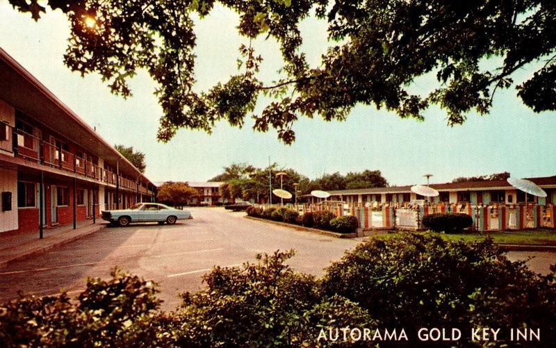 Autorama Motel (Autorama Gold Key Inn) - Postcard